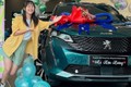 Nữ YouTuber Hậu Hoàng tậu "xế hộp" Peugeot 5008 bạc tỷ