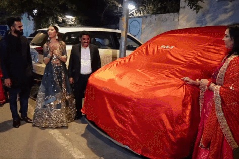 Cô dâu tặng xe Kia Carnival cho bố chồng ngay trong đám cưới