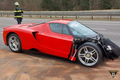 Ferrari Enzo nát đầu do nhân viên đại lý lái thử gây tai nạn