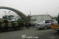 Hy hữu: xe tăng Trung Quốc đâm thủng ô tô người dân