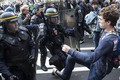 Video người nhập cư đụng độ cảnh sát ở Paris