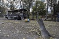 Donetsk: Xe buýt trúng pháo kích, 10 người thương vong