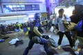 Video cảnh sát Hồng Kông rượt đuổi người biểu tình trên phố