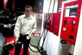 Xem tài xế nước ngoài tự đổ xăng, không cần nhân viên