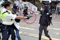 Cảnh sát Hong Kong bất ngờ nổ súng bắn bị thương người biểu tình