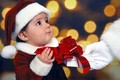 Vài phút múa tay biến quần áo cũ thành trang phục Noel đẹp