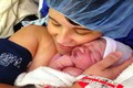 Video: Rơi nước mắt khoảnh khắc em bé tự chui ra bụng mẹ trong ca sinh mổ