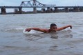 Người Hà Nội tắm tiên giữa bãi sông Hồng trong giá rét dưới 10 độ C