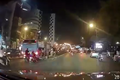 Video: Khoảnh khắc xe bus húc đổ cột cầu vượt Thái Hà