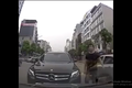 Clip: Mercedes lấn làn, tài xế xuống chửi bới do không nhường đường