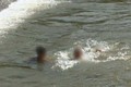 Đạp xe qua cầu, 2 cháu bé rơi xuống sông bị đuối nước thương tâm