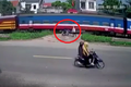 Video: Hai thanh niên 'đánh lừa tử thần' thoát chết ngay trước đầu tàu hỏa