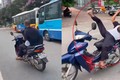Video: Hú hồn quái xế U50 'diễn xiếc' với xe máy trên đường phố Hà Nội