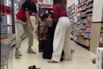 Video: Trêu “gái lạ”, người đàn ông bị đánh tới tấp tại cửa hàng