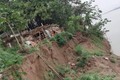 Bờ sông Hồng sạt lở, hơn 20 hộ dân sợ bị “Hà Bá” nuốt chửng