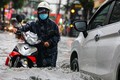 Người dân vật lộn trong trận mưa lút bánh xe ở TP Thủ Đức