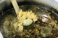 Món bún nổi tiếng nước dùng đen sệt, bốc mùi thum thủm ở Gia Lai