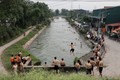 Con mương dài 10km trở thành bãi tắm cho trẻ em Hà Nội