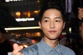 Song Joong Ki đội mưa đi quảng bá phim sau tin đám cưới