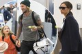Gia đình Victoria Beckham gây chú ý khi xuất hiện ở sân bay