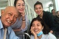 Nghệ sĩ Lê Bình - Mai Phương tươi cười động viên nhau ở bệnh viện