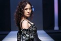 Phương Oanh tự tin catwalk sau ồn ào mặt cứng đơ vì dao kéo