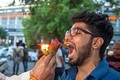 Video: Đến Ấn Độ, ăn thử 'trầu lửa' bốc cháy như siêu nhân