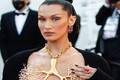 Cannes ngày thứ 6: Siêu mẫu Bella Hadid dùng vòng cổ thay nội y