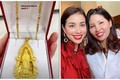 Phạm Hương tặng mẹ đẻ dây chuyền vàng