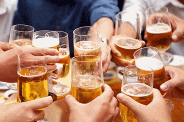 Sử dụng rượu bia ngày Tết thế nào để đảm bảo sức khoẻ?