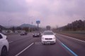 Video: Kinh hoàng tài xế xe buýt đâm nát ô tô trên cao tốc