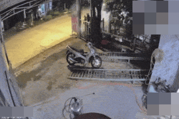 Video: Xe máy phóng nhanh, tông trực diện vào cửa nhà dân