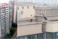 Video: Rùng mình nhóm học sinh "làm xiếc" trên nóc tòa nhà 11 tầng