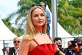 “Nữ hoàng vồ ếch” Jennifer Lawrence đi dép tông trên thảm đỏ Cannes 2023