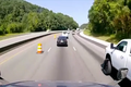Video: Chuyển làn đột ngột xe bán tải bị chèn giữa hai xe đầu kéo