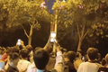 Video: Một sinh viên năm nhất bị trói vào cột đèn ở trường