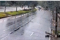 Video: Đường trơn trượt, xe tải chở gà mất lái lật nghiêng 