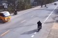 Video: Khoảnh khắc xe máy kẹp 3, phóng như "bay", lao vào xe tải