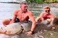 Video: Hai thanh niên câu được cá mú nặng hơn 270kg