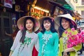 Các cô gái trẻ "bắt trend" chụp ảnh áo dài đón Tết