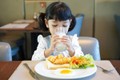 Trẻ không đủ thời gian ăn sáng có nên ăn bù vào bữa trưa?