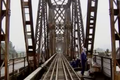 Cầu Long Biên đang được sửa chữa như thế nào?