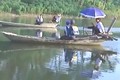 Học sinh chèo thuyền vượt ốc đảo đến trường ở Bắc Giang