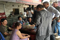 Clip: Tổng thống Obama ghé quán trà đá vỉa hè ở Hà Nội