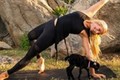 Trải nghiệm khóa học đang gây sốt: Tập yoga với... dê