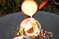 Điều gì xảy ra khi đổ đồng nóng lên quả cầu pha lê?