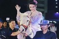 Angela Phương Trinh gây choáng khi cưỡi ngựa tham dự thảm đỏ