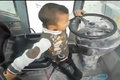 Khả năng lái máy xúc khó tin của bé trai 4 tuổi