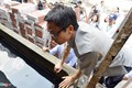 Ảnh: Phó Thủ tướng kiểm tra bể nước tại ổ dịch sốt xuất huyết ở Hà Nội