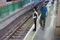 Video: Phẫn nộ người đàn ông vô cớ đẩy nữ lao công xuống đường ray 